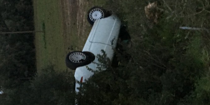 Lancia si ribalta, donna miracolata  