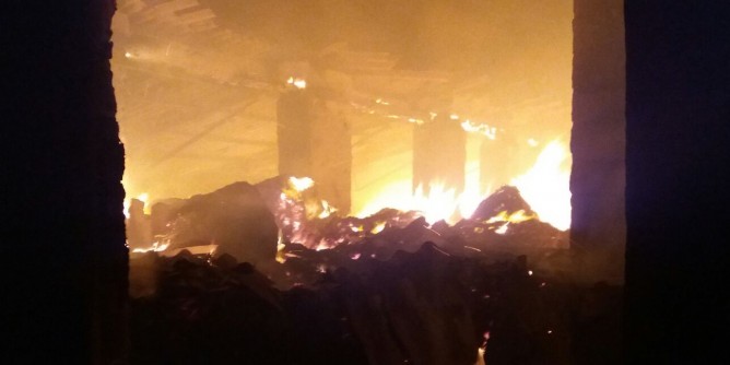 Fienile in fiamme tra Alghero e Uri