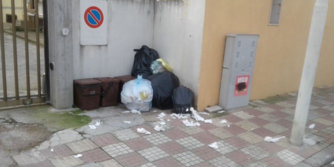Alcuni rifiuti sul ciglio delle case: «non sapevamo dello sciopero»