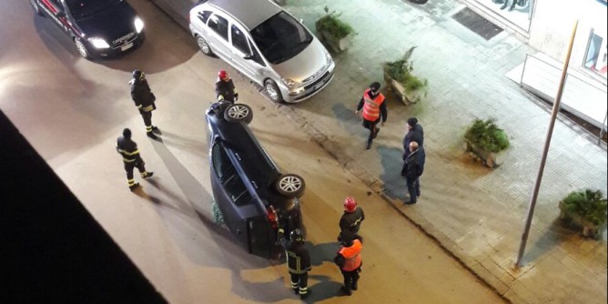 Golf ribalta su un lato: illeso conducente