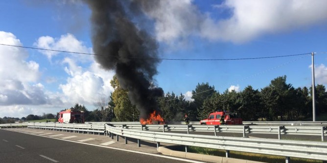 Alghero-Sassari: auto in fiamme
