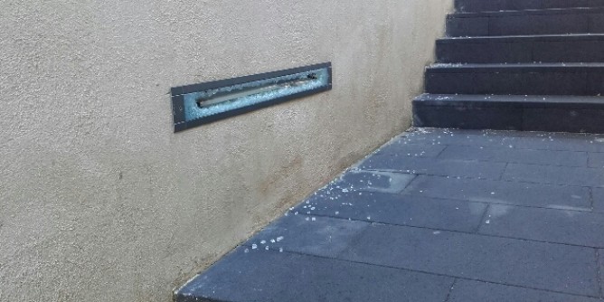 Vandali e degrado in piazza Juharia