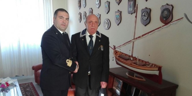 Amni dona alla Capitaneria un modello di gozzo spagnolo