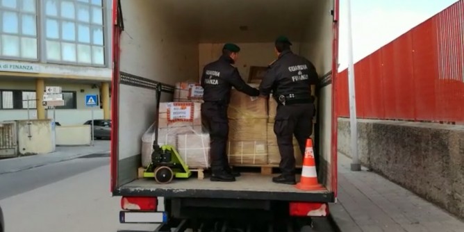 Soldi, francobolli ed abbigliamento falso: maxi operazione a Sassari