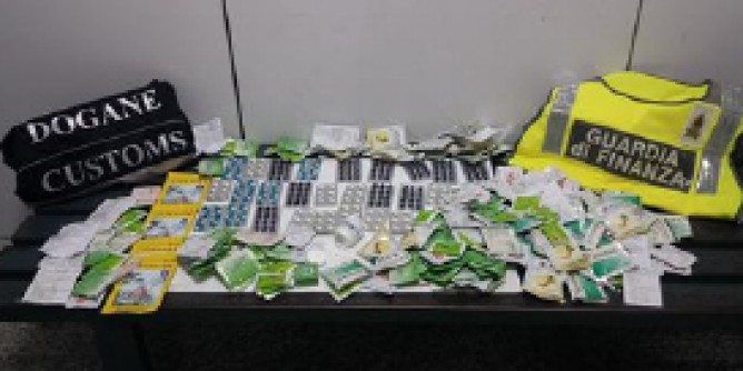 Sbarca con 579 confezioni di farmaci illegali