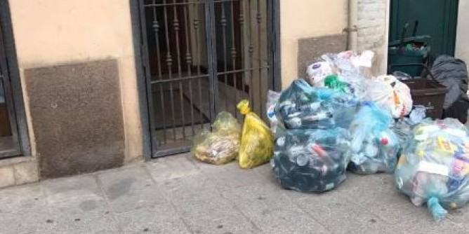 Rifiuti: lAssessora non si tocca, piena fiducia dal M5s