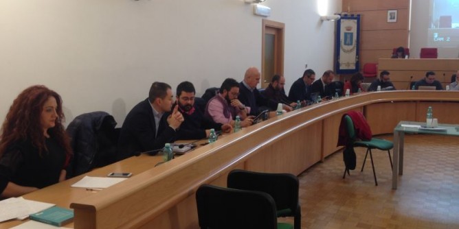 Bagarre in Consiglio: la minoranza si dissocia