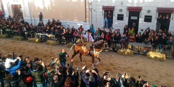 Pugno a cena dopo Sartiglia. Indagato cavaliere a Oristano
