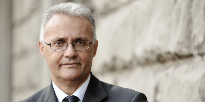 <i>Contro la croce</i>: tra politica e religione
