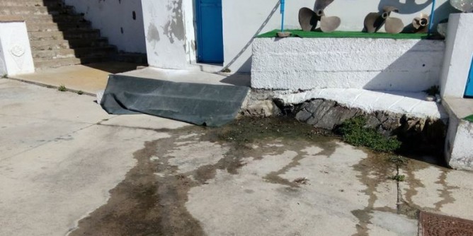 Reflui fognari a cielo aperto a Cala dOliva 