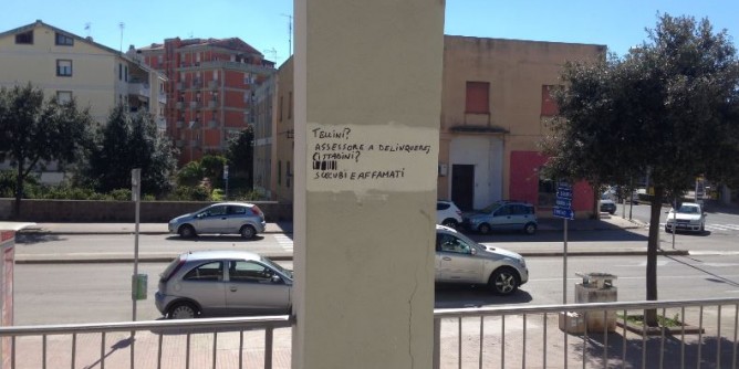 Scritte ingiuriose sui muri dei servizi sociali