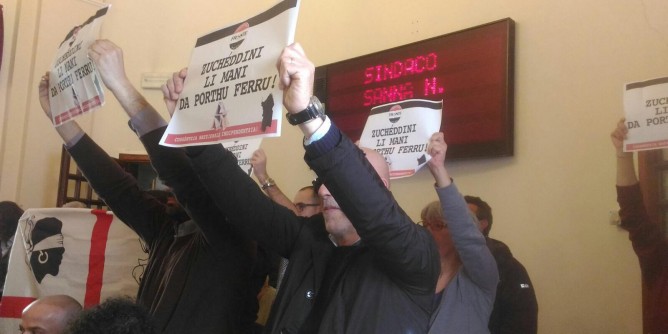 Blitz indipendentisti in Aula a Sassari