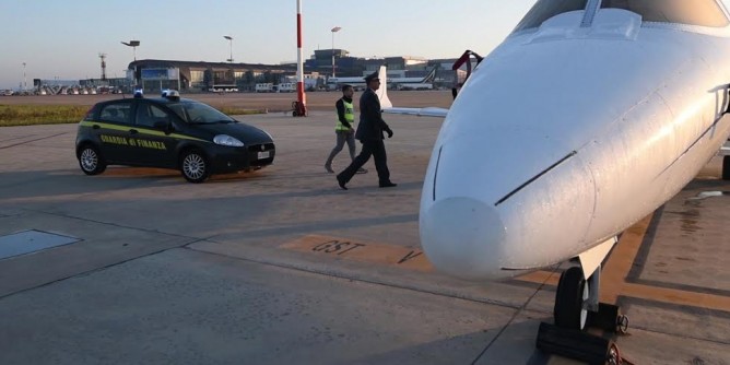 Maxi truffa su aerotaxi a Elmas. Dal 2014 evaso più di un milione