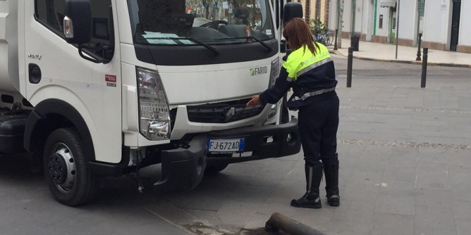 Alghero: Camion rifiuti <i>centra</i> un palo