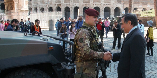 Rossi <i>ringrazia</i> la Brigata Sassari