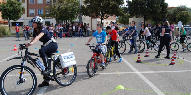 120 studenti delle medie in sella alle bici