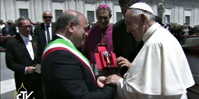 A Papa Francesco un Candeliere d´oro speciale
