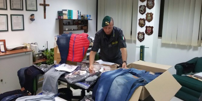 Olbia: sequestrati migliaia di capi contraffatti