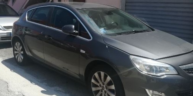 Ancora fuoco a Porto Torres. Opel Astra salvata dalle fiamme