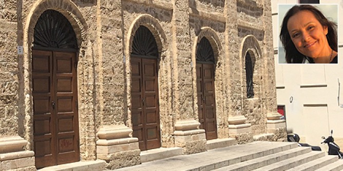Tragedia al saggio ad Alghero. 45enne cade a teatro e muore