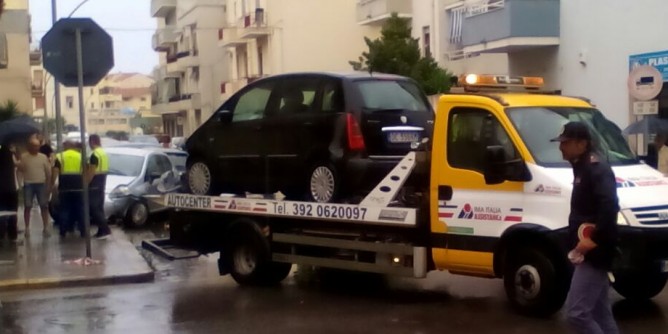 <i>Carambola</i> di auto in via Carrabuffas