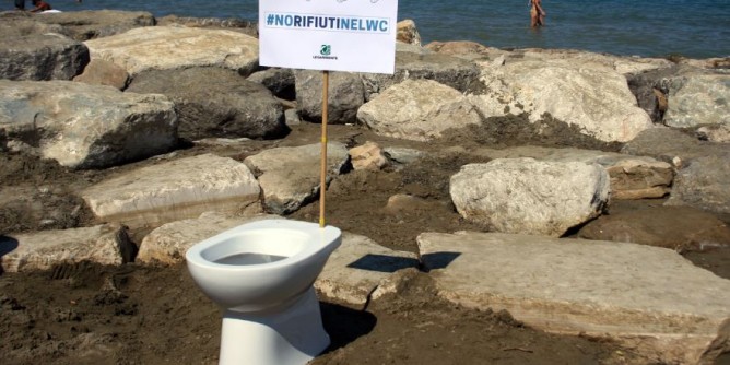 In 47 spiagge 7mila cotton fioc: la denuncia di Legambiente