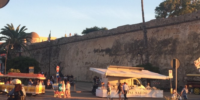 Giovani a <i>spasso</i> sul Forte di Alghero