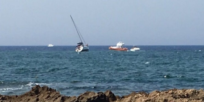 Barca sugli scogli al Calabona