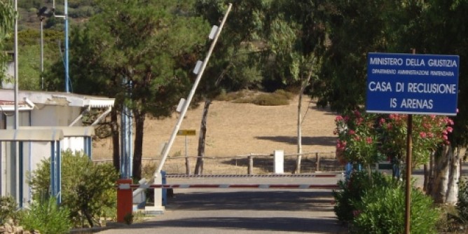 Incendio a Is Arenas, evacuata Colonia penale