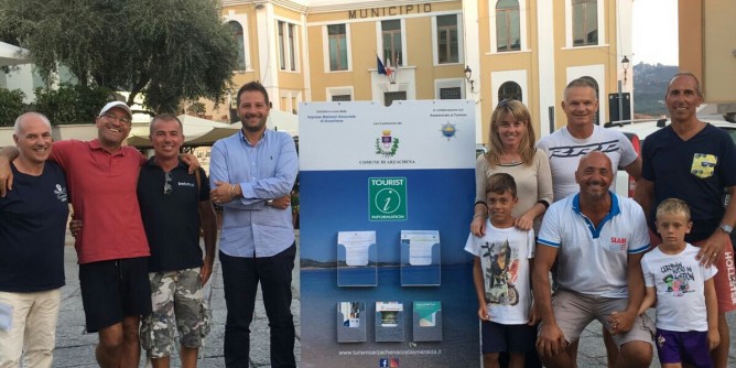 Arzachena, depliant in spiaggia
