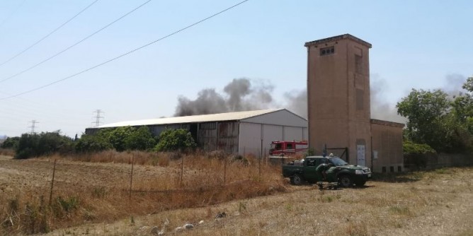 Porto Torres: incendio di sterpaglie nella zona industriale