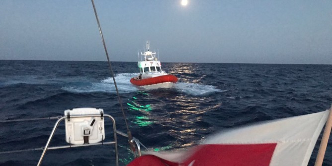 Skipper a mare nelle acque di Porto Cervo