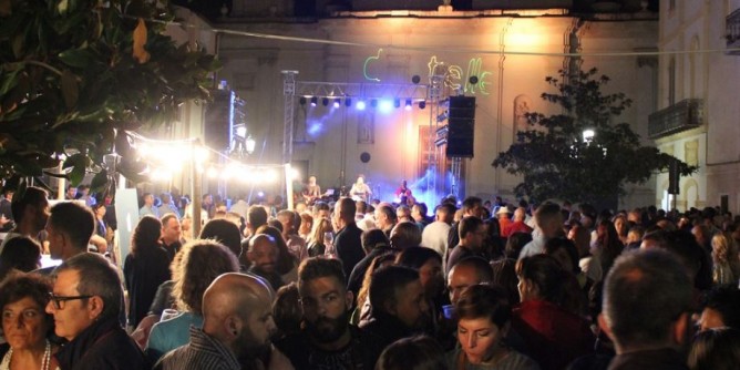 Bagno di folla a Sorso per Calici di Stelle