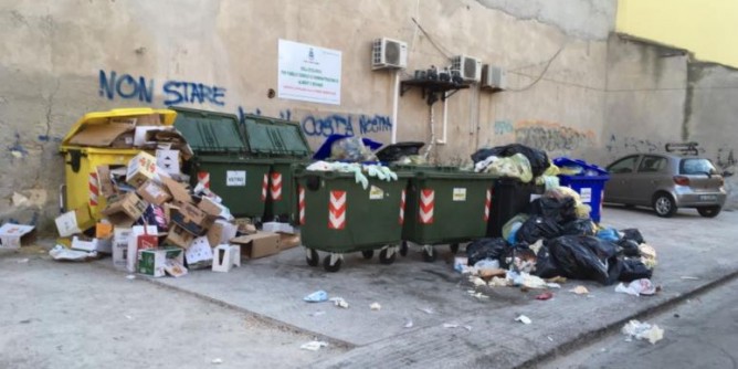 Degrado in via Roma: un Ferragosto tra i rifiuti