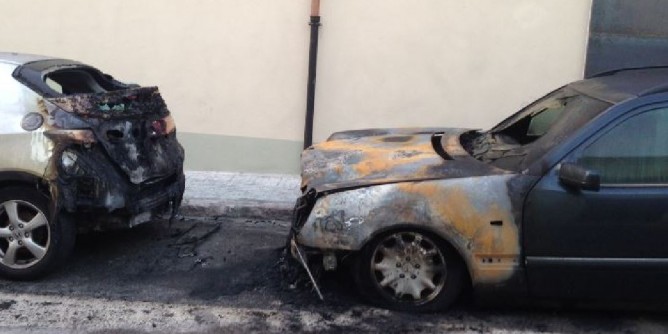 Ennesimo incendio a Porto Torres. Mercedes in fiamme
