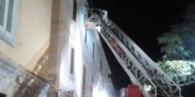 Calcinacci da una palazzina: pericolo in via Ponte Romano
