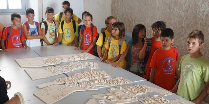 Piccoli ospiti <i>studiano</i> Alghero dall´alto