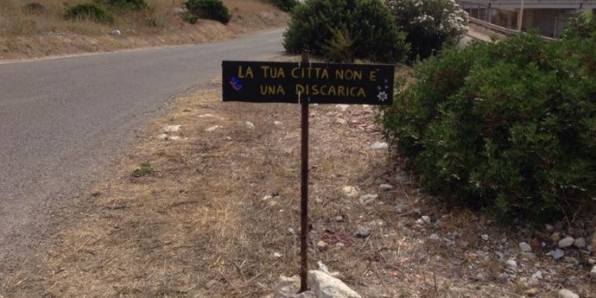 Rifiuti: cartello <i>fai da te</i> contro le discariche