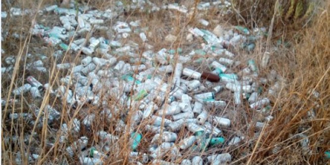 Porto Torres: centinaia di lattine abbandonate nella pineta