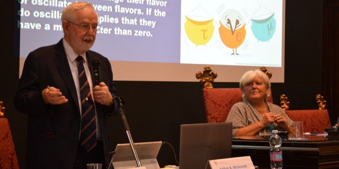 Il premio Nobel <i>ipnotizza</i> la platea