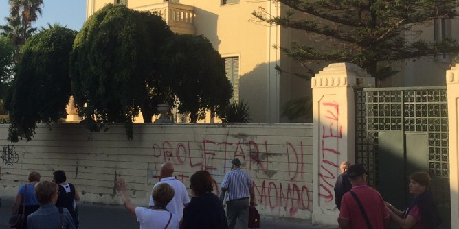 Imbrattata la storica Villa sulla piazza