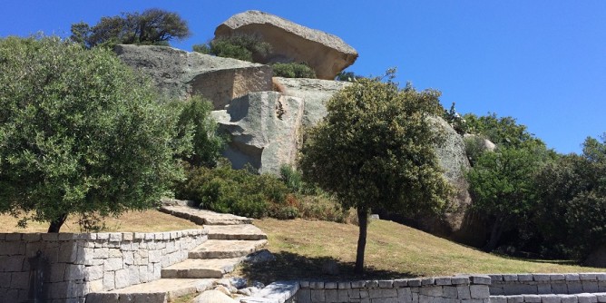 Vandalismo alla roccia monumentale del Fungo