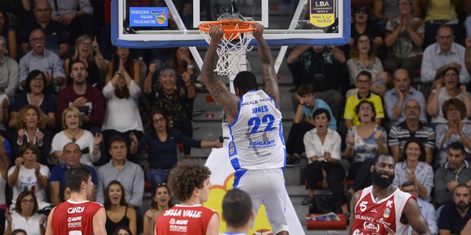 Basket: alla Dinamo il <i>lunch match</i>