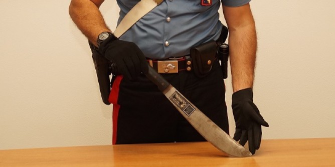 Olbiese minaccia i militari col machete