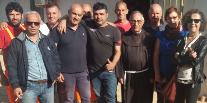 Padre Morittu coi minatori di Olmedo