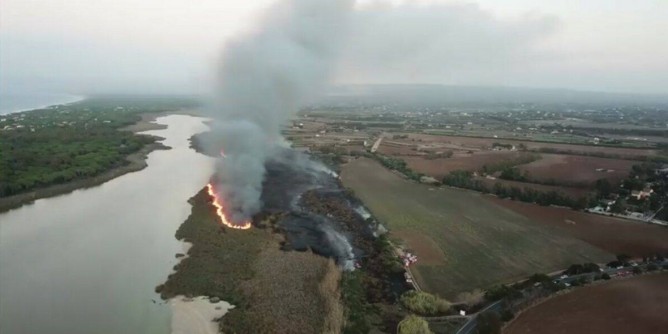 Incendio nello stagno di Platamona