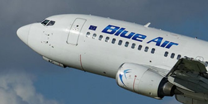 Decollo <i>Blue Air</i> sull'Alghero-Roma