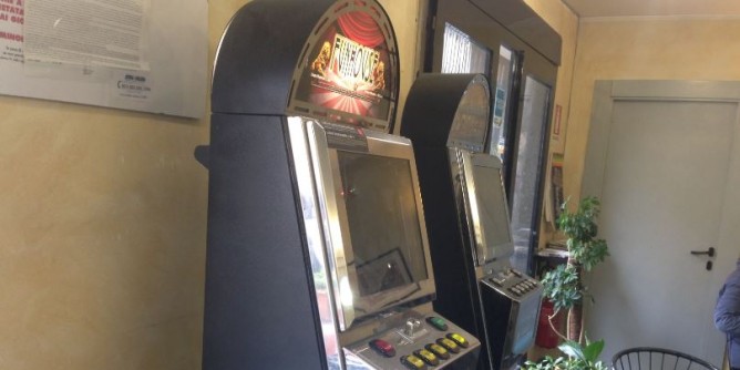 Furto in un bar: rubati slot machine e cambio monete