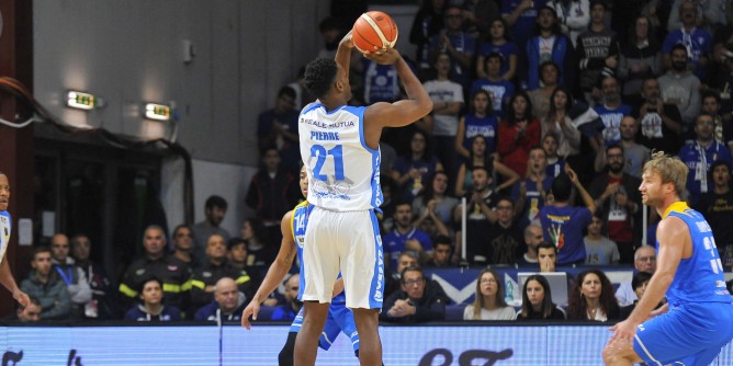 Basket: la Dinamo sbanca Varese