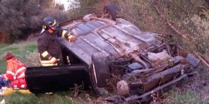 Budoni: 77enne si ribalta con l´auto e muore